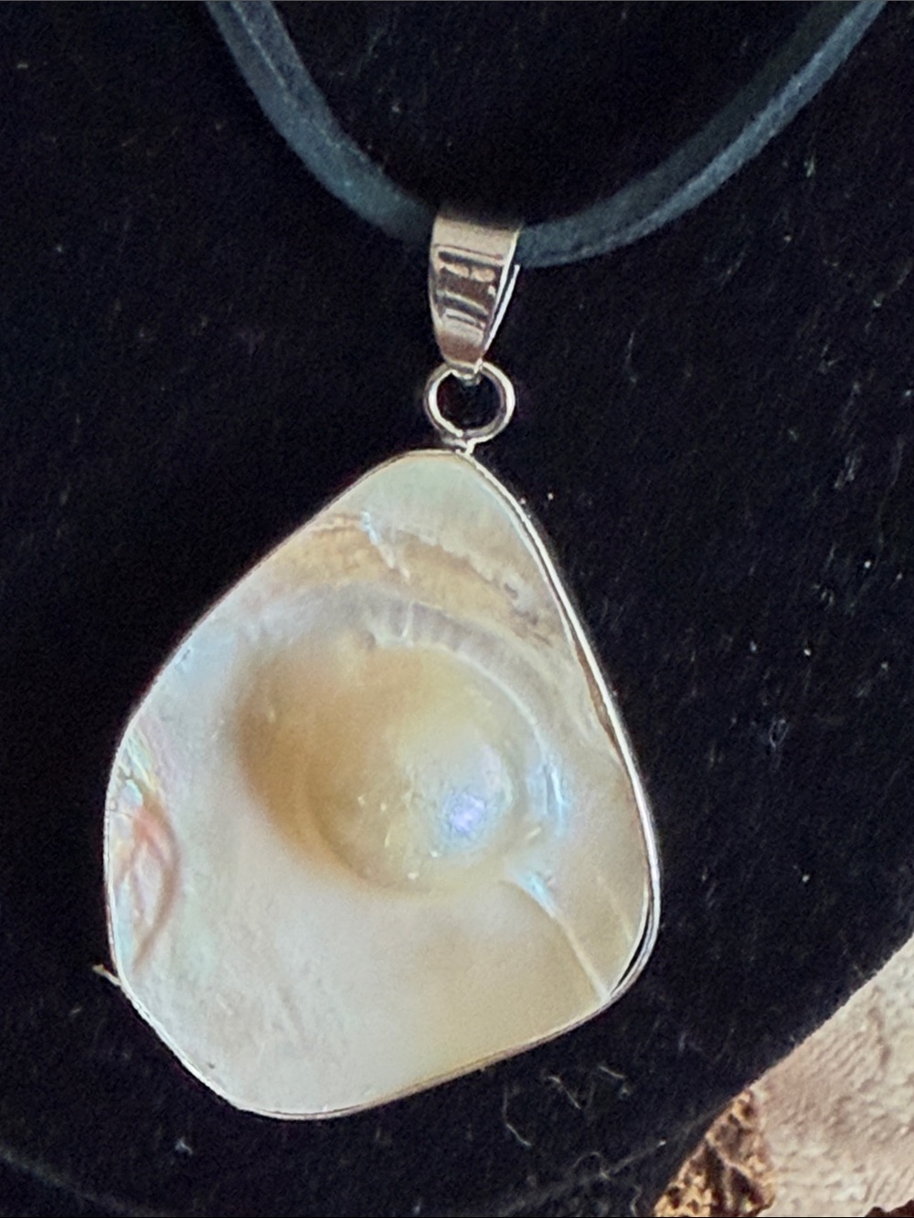 Baroque Style fresh water Pearl pendant on black leather cord - Picture 5 of 6